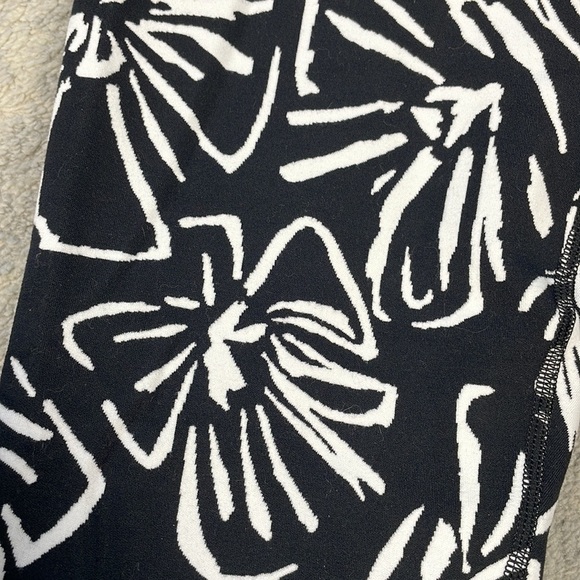 Athleta Elation Textured 7/8 Tight Leggings Black White Abstract Swirl Sz XS - Picture 14 of 14